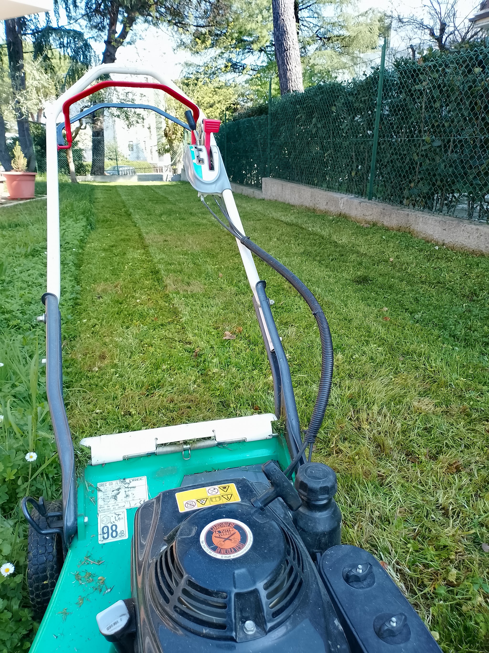 Tagliaerba durante la manutenzione di un prato